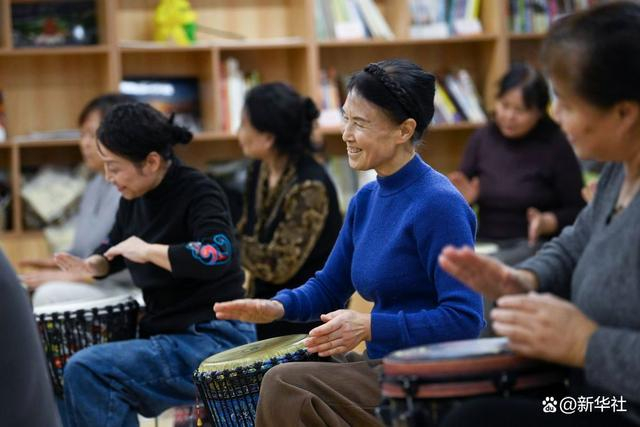居民在西安市未央区凤凰城社区养老服务站上手鼓课（2024年11月21日摄）。 新华社记者 邹竞一 摄