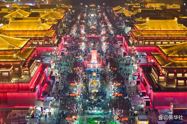 游客在西安大唐不夜城游玩（2024年2月2日摄，无人机照片）。 新华社记者 邵瑞 摄