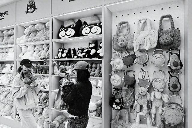 图片说明1： 在Jellycat商店里购物的成年人（视觉中国）