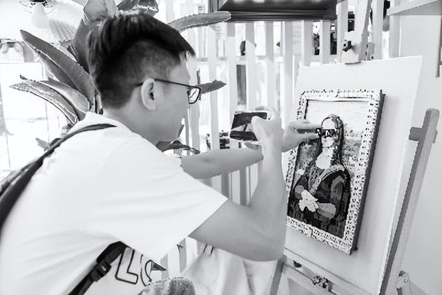 图片说明2： 打卡乐高快闪活动的成年粉丝