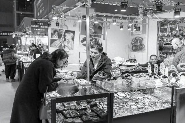 图片说明1： 12日，江苏扬州，2025国际珠宝首饰展会，市民挑选水晶首饰。 （视觉中国）