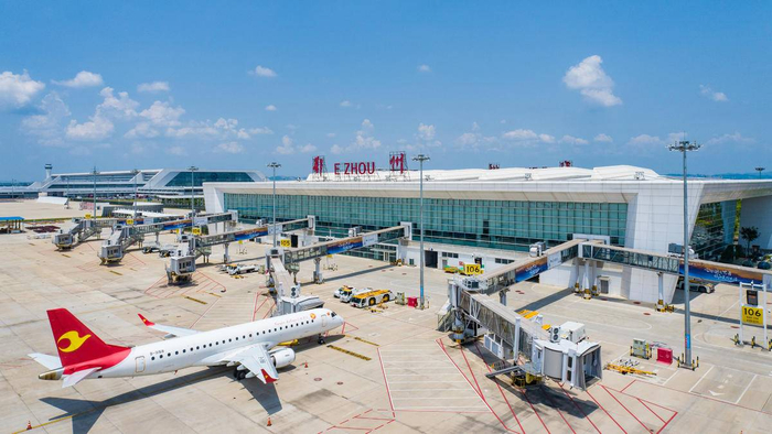 一架天津航空的客机停靠在花湖国际机场航站楼。（湖北日报全媒记者 任勇 通讯员 王星予 摄）