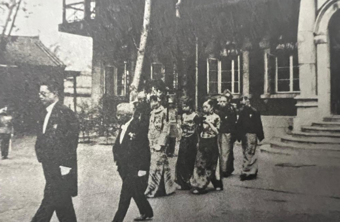 婉容最后一次公开露面，背后是勤民楼