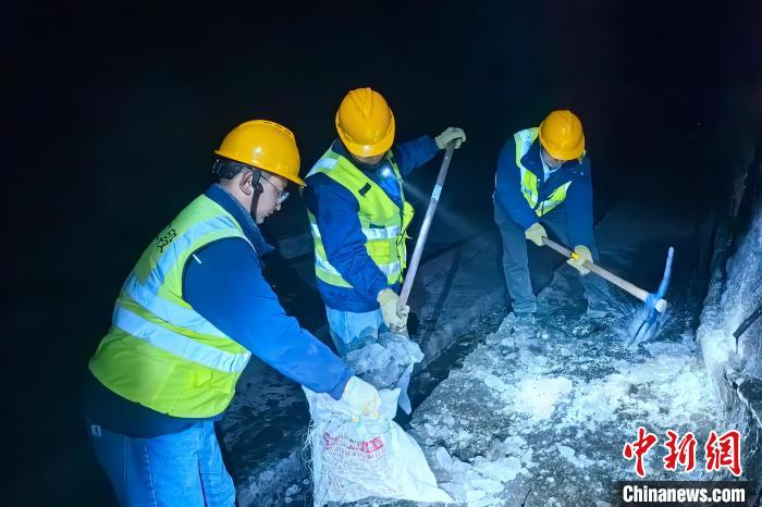 图为工人们正在打冰。姬文彬 摄