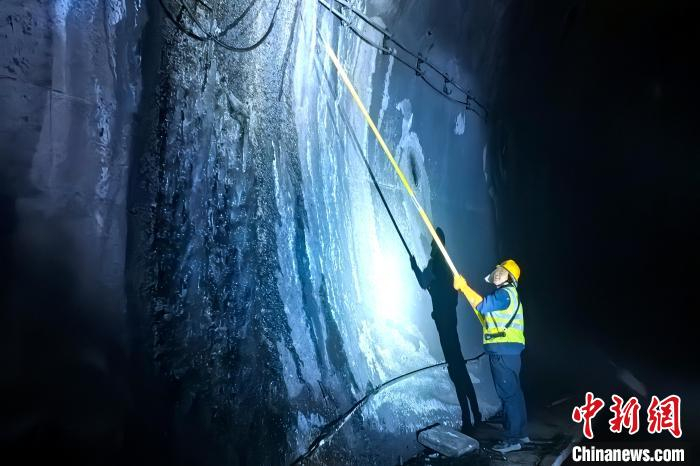 图为工人正在打冰。姬文彬 摄