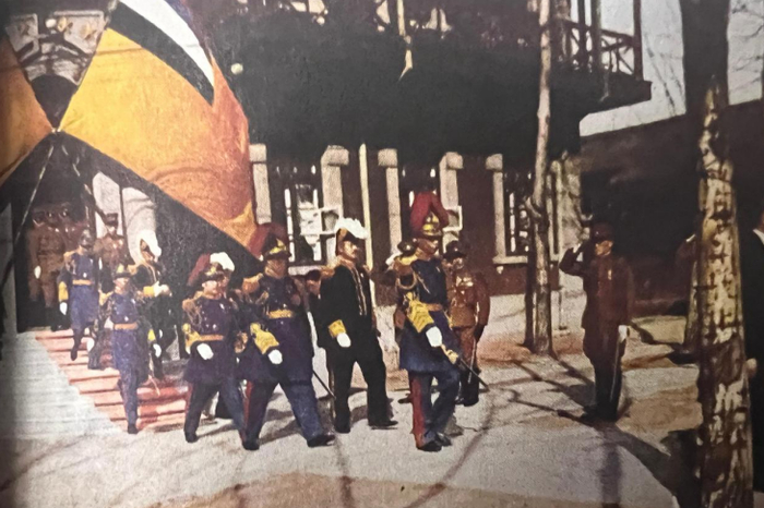 登基大典后溥仪离开勤民楼