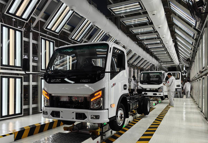 襄阳打造新能源和智能网联商用车产业集群。（湖北日报全媒记者田悦 通讯员 谢勇 摄）