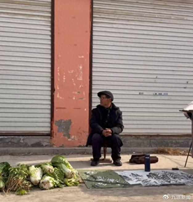 老人在摆摊。图/视频截图