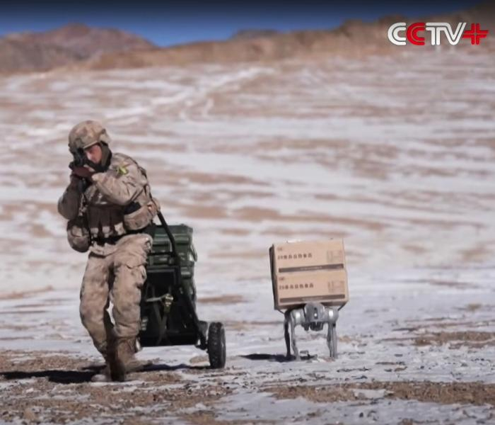 机器狗背负物资，伴随战士前进。图/央视新闻