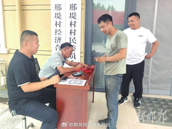 村民正在捐款。