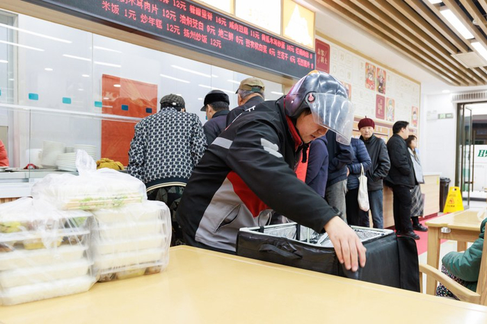 徐汇斜土街道社区食堂，顺丰骑手参与助老送餐。