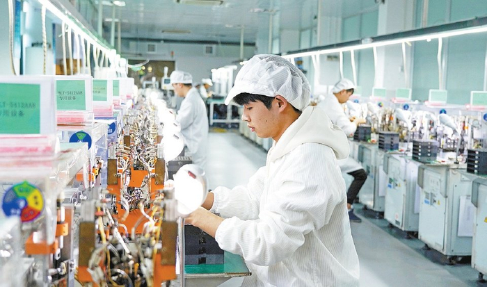 近日，在位于浙江省乐清市的某通用设备制造车间，工人正忙于生产智能手机、可穿戴类设备的振动马达。（视觉中国）