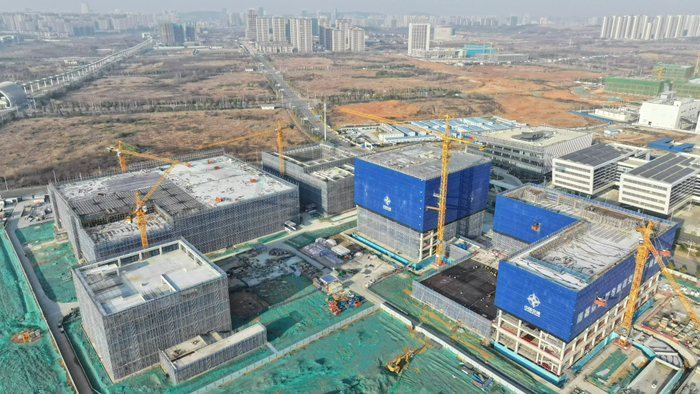1月17日，武汉东湖综保区中信科移动武汉移动通信基地项目主体结构封顶。