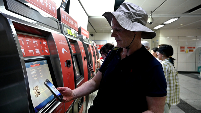 大卫在成都使用手机支付购买地铁票