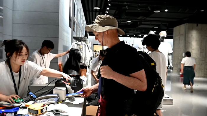 外国游客在成都使用手机支付