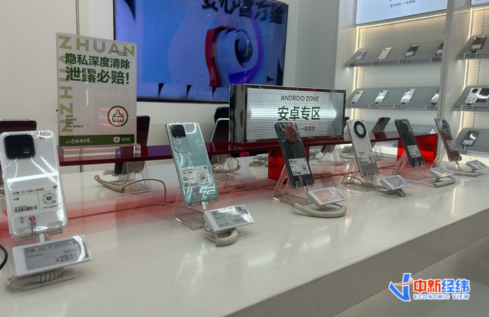 转转门店出售的二手手机。中新经纬 薛宇飞 摄