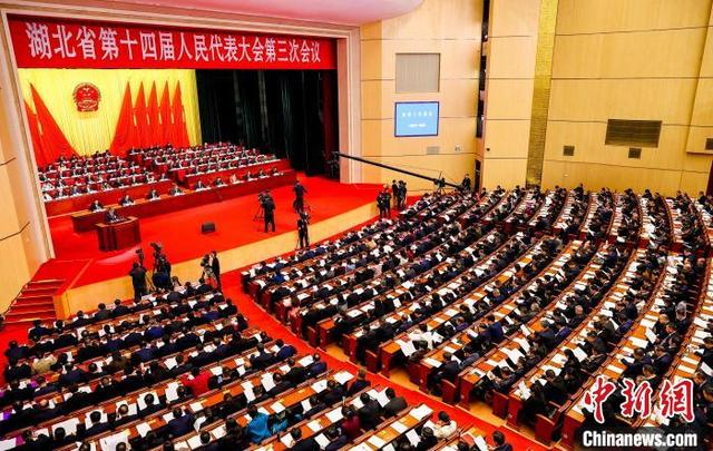 湖北省第十四届人民代表大会第三次会议开幕。张畅 摄