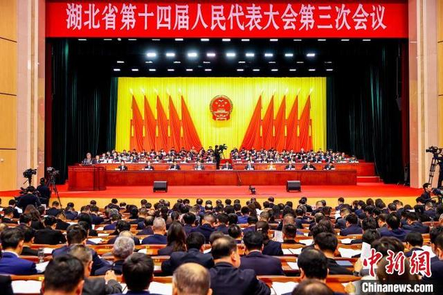 湖北省第十四届人民代表大会第三次会议在武汉开幕。张畅 摄