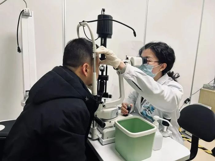 医生正在为患者检查眼睛（图源：宁波晚报）