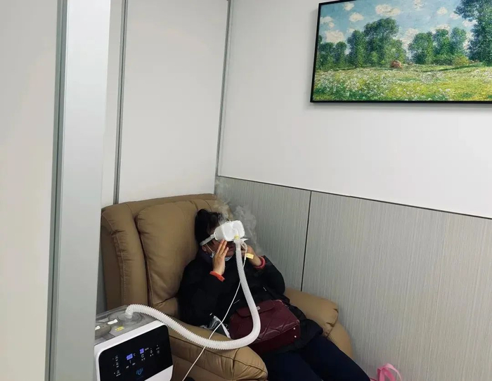 正在治疗干眼的患者（图源：宁波晚报）