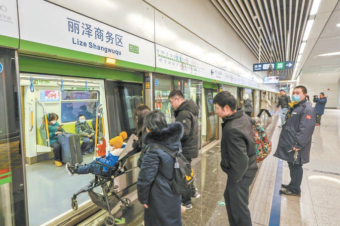 今天，地铁16号线丽泽商务区站开通，该站可换乘地铁14号线。 本报记者 邓伟 摄