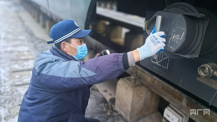 陈启良检查列车集便器（央广网发  魏雪平  摄）