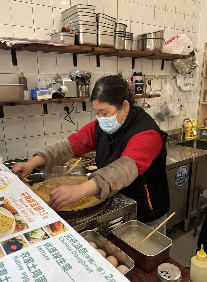 卞永爱做蛋饼。