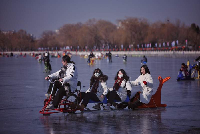 1月17日，什刹海后海冰场开业，几位游客在冰面撒欢儿。不过，由于天气升温，中午12点冰场暂时停止售票。新京报记者 薛珺 摄