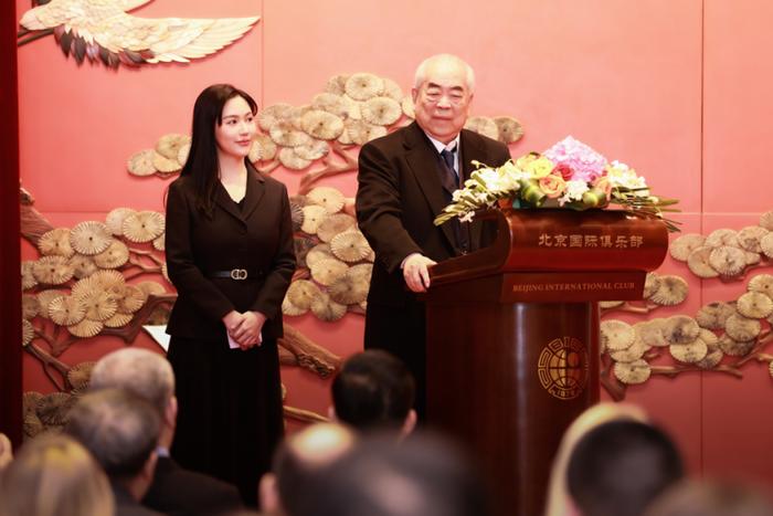 范曾徐萌夫妇向来宾致词 （供图单位： 缘梦基金会）