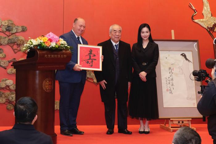 范曾徐萌夫妇向驻华使节代表赠送新春贺礼 （供图单位： 缘梦基金会）