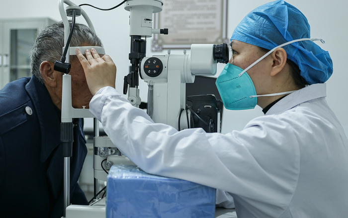 ▲资料图：一位医生正在给老人看病。图/新华社