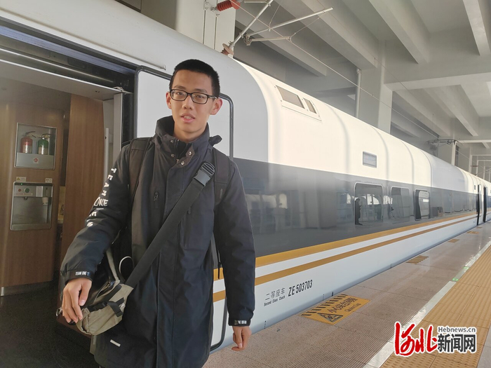 1月15日，王冉镔从廊坊北站下车。 河北日报记者 方素菊摄