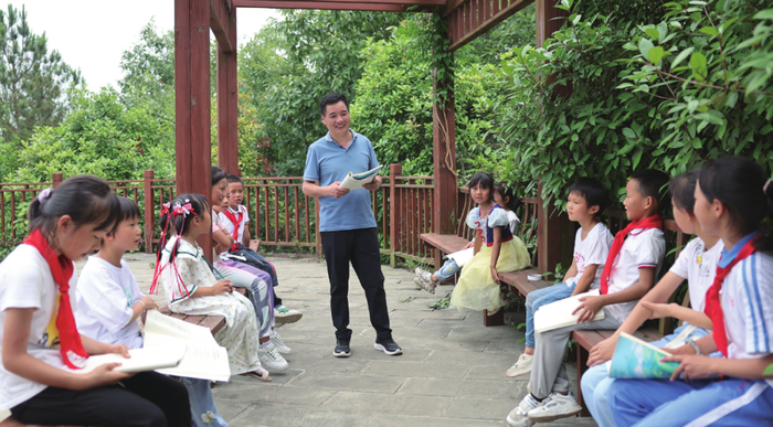 彭玉生（中）将课堂搬到了户外