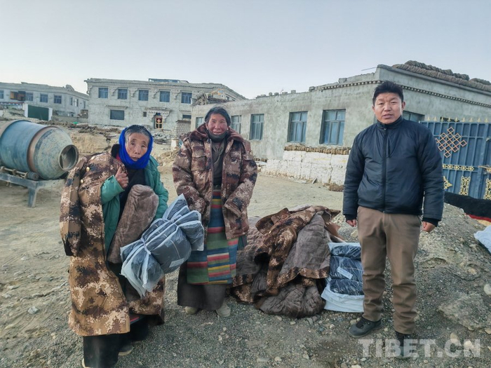 图为西藏职业技术学院团委书记边巴次仁将筹措物资送到定日县地震灾区