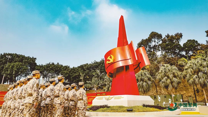 该旅组织新兵在旅史长廊开展红色教育。谢瑞烽 摄