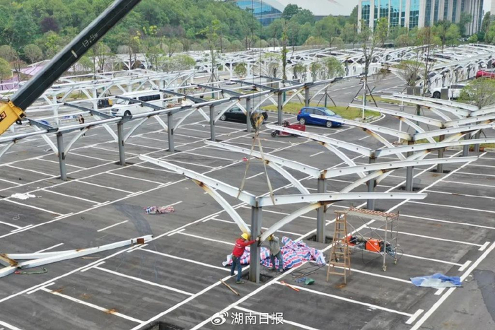 2024年10月16日，怀化市鹤城区城东智慧停车场充电桩及配套设施项目，工人在施工。柴均林 摄