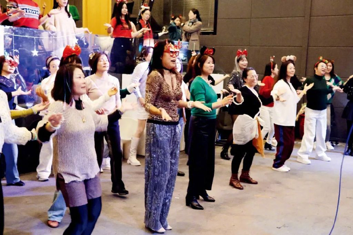 “刚刚开始人生俱乐部”成员在圣诞电音派对中跳韩国女团舞《APT.》。本文图/受访者提供