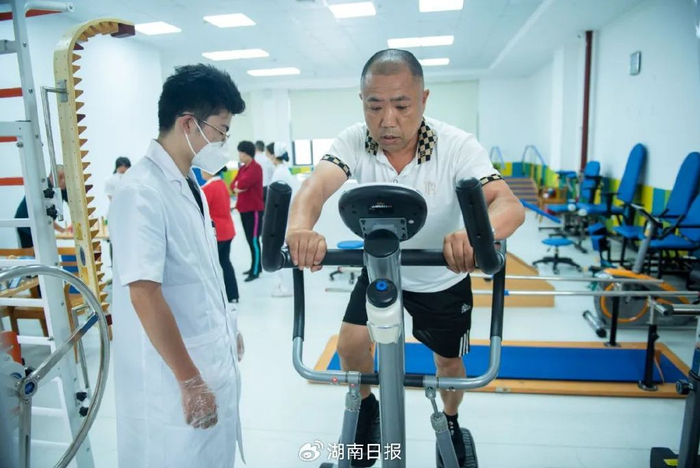 2024年5月19日，娄底健缘中医医院康复医学科，医务人员指导老年患者利用辅助器材进行康复训练。吴永华 摄