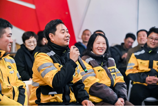 ▲作为老骑手，朱颜军表示已经带过100多个“徒弟”（摄影：陆原）