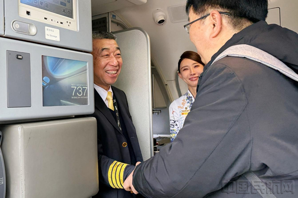 李忠友机长舱门前送别旅客