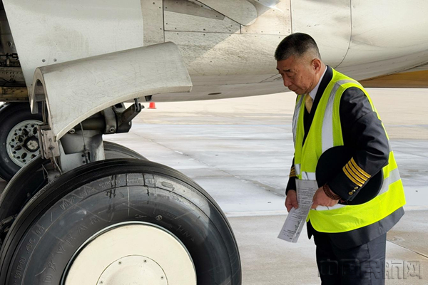 李忠友开展绕机检查工作（本文图片均由长安航空提供）