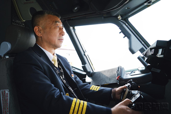 李忠友执行航班任务