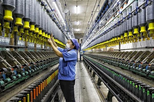 2024年3月，江苏省张家港经开区（杨舍镇）一外贸公司生产车间/图源：视觉中国