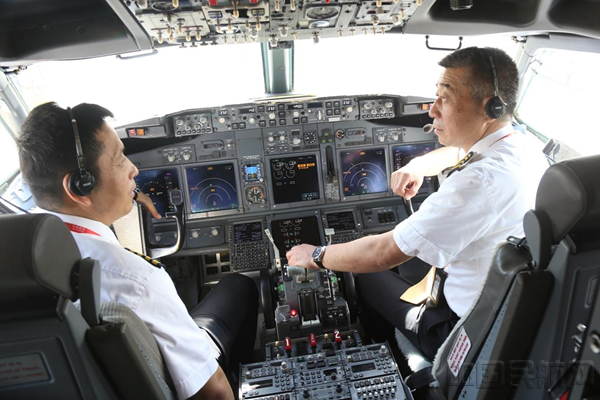 李忠友（右）和徒弟孙永发（左）交流飞行技术