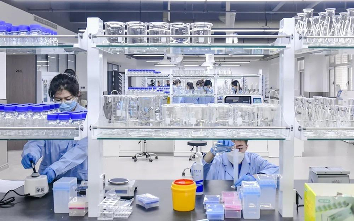 图为中原食品实验室里，科研人员在做实验。 漯河市委宣传部供图