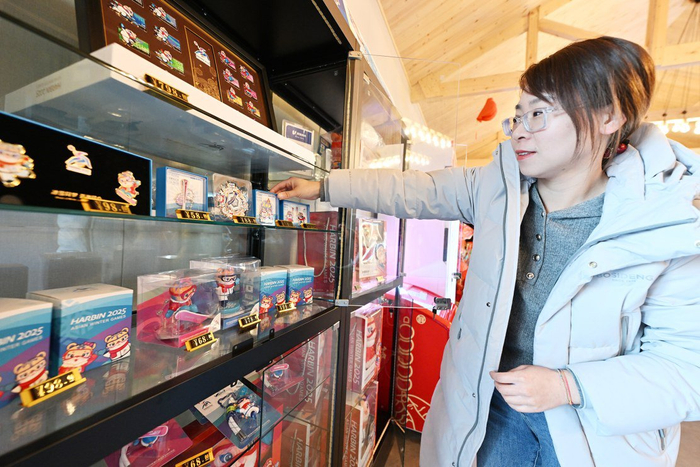 亚冬会特许商品琳琅满目，满足不同受众的选购需求。记者 常鸣/摄