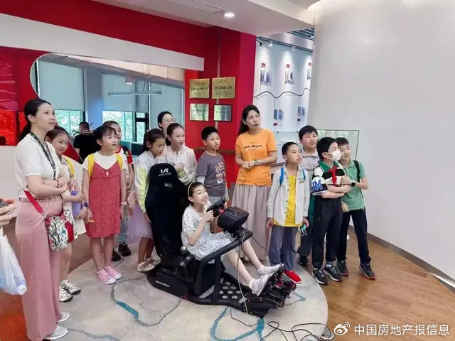 姚启明参加科普演讲以及与小朋友们科普互动。