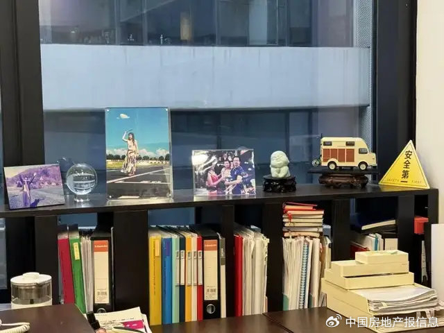 姚启明在办公室工作以及其办公室窗台一角。