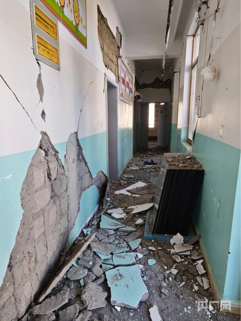 曲洛乡中心小学男生宿舍震后室内现状（记者管昕  摄）