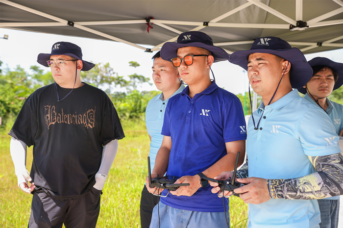 无人机教练在培训学员